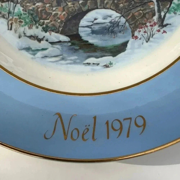 1979 WEDGWOOD Christmas Plate & Stand - Picture 4 of 7